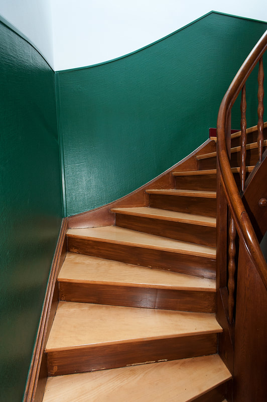 Photo d'une cage d'escalier en bois