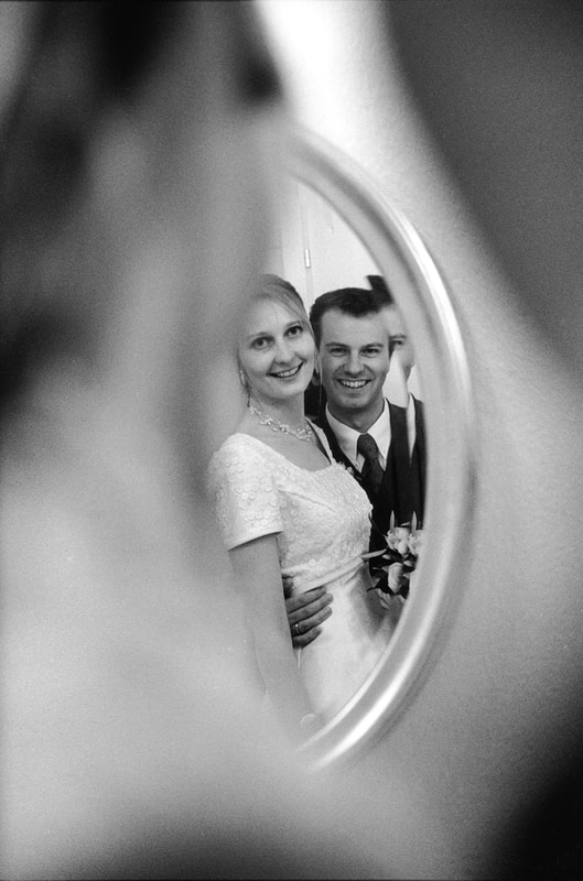 Photo en noir-blanc d'un couple de mariés