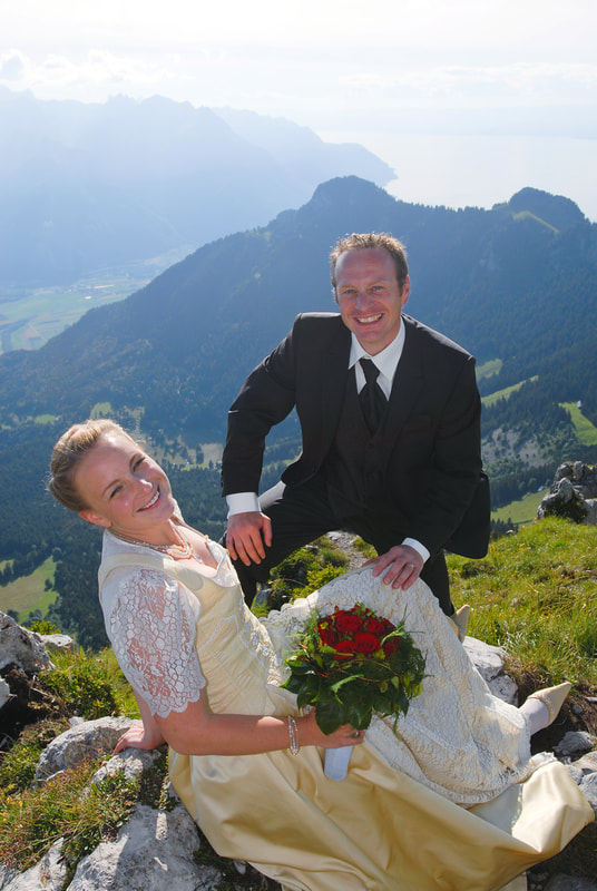 photo de couple de mariés en montagne