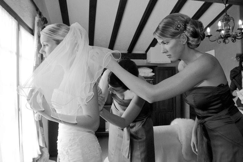 préparation de la mariée, photo en noir-blanc